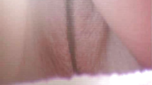 Nadia Styles四肢著地時