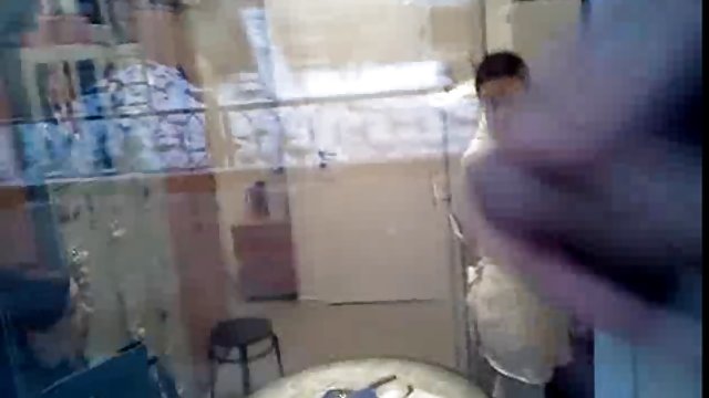 用隱藏的相機記錄清潔女孩