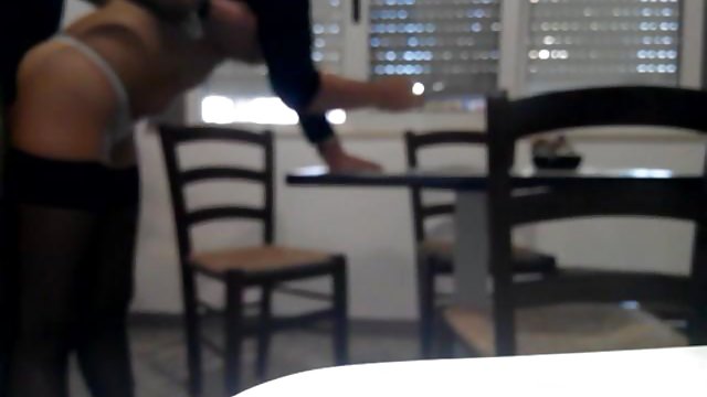 塞西莉亞獅子在抽搐時向我們展示了她的陰部
