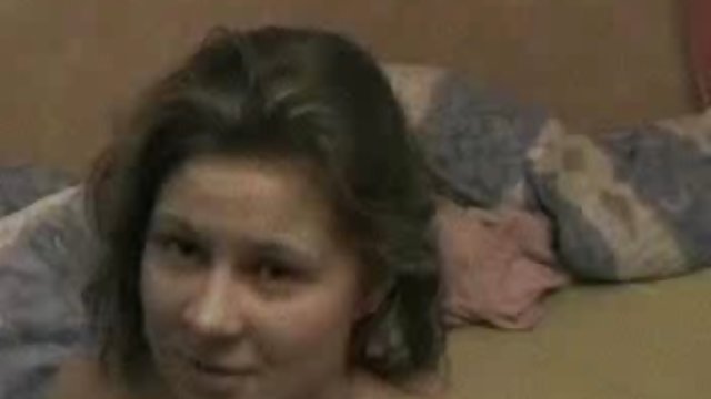 房子裡的女士和管道工一起安裝了一個三人組