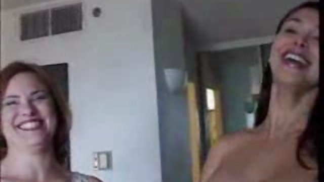 Mandingo拿出她巨大的陰莖散步，這是一種野蠻行為